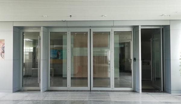 西丽职业技术学院自动折叠门及地弹簧门